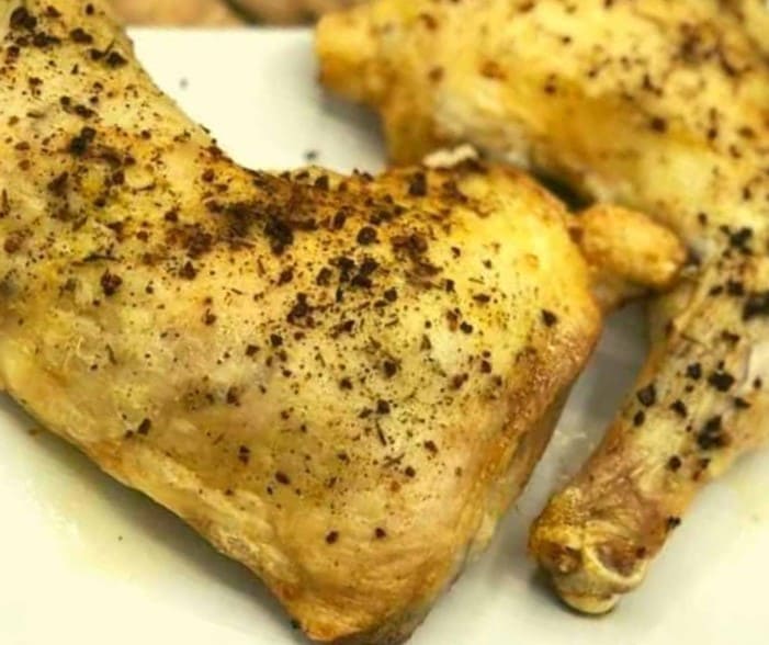 Contramuslos de pollo jugosos con piel crujiente en freidora de aire.