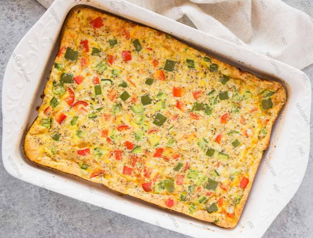 Vista de pastel de verduras terminado en bandeja listo para comer