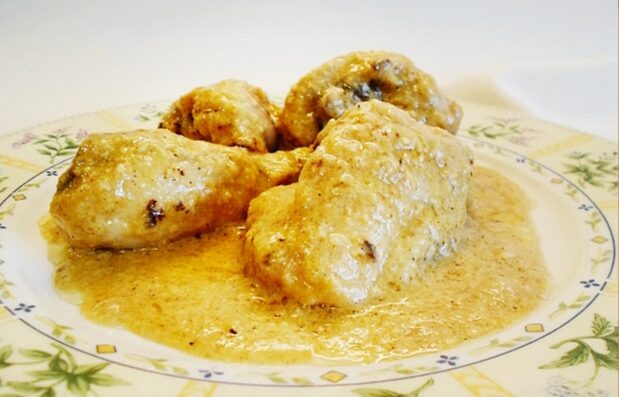 Plato de pollo en salsa de almendras casero, receta tradicional de la abuela, listo para servir.