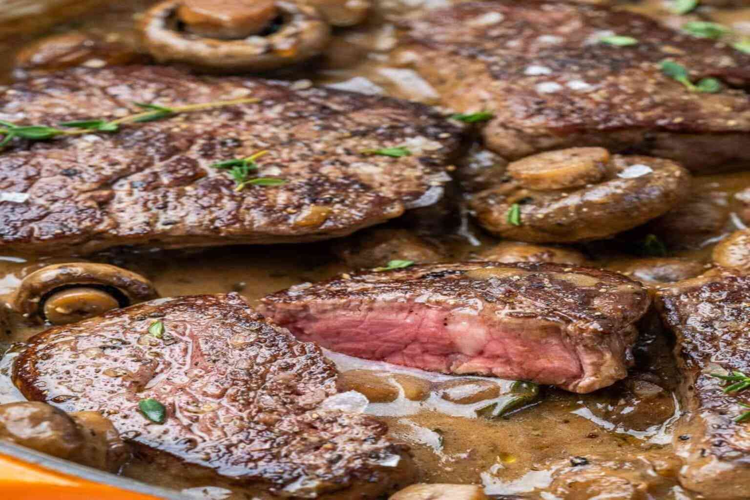 Plato de solomillo de ternera con champiñones en salsa casera al vino blanco, receta fácil y jugosa