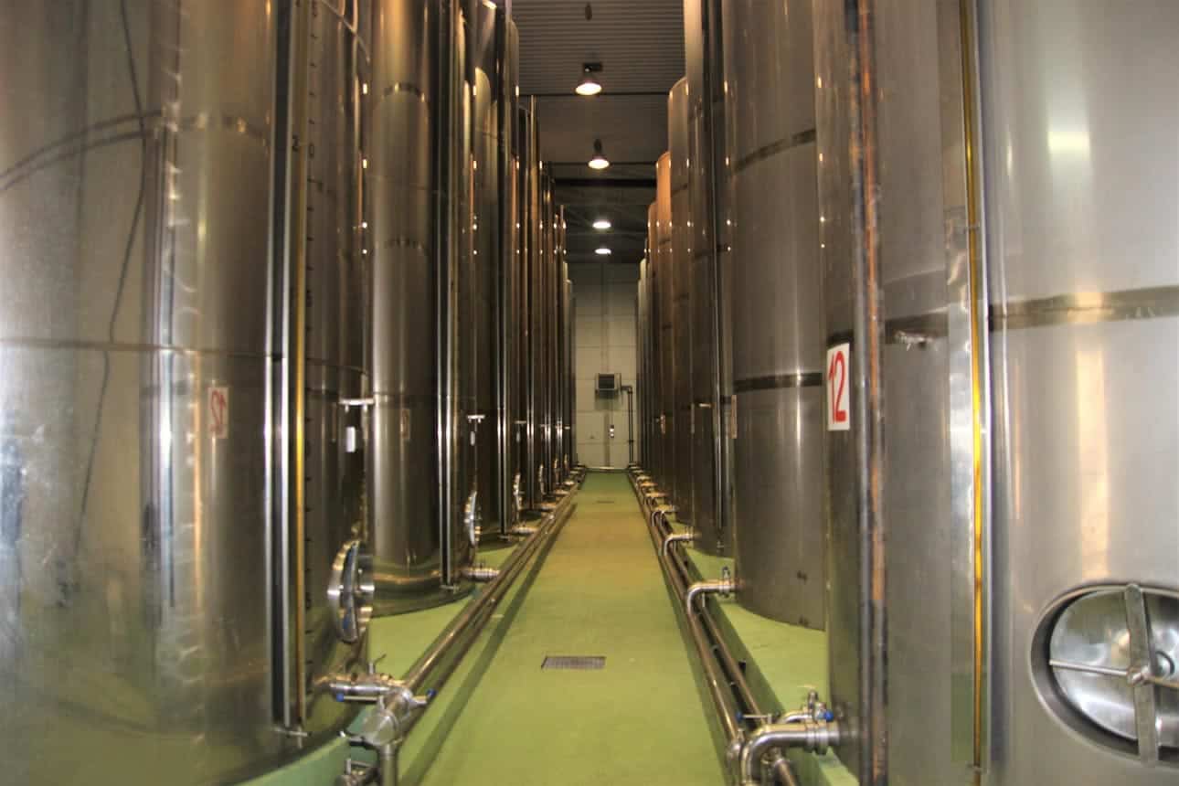 Bodega de una almazara con grandes depósitos de acero inoxidable para la correcta conservación del aceite de oliva.