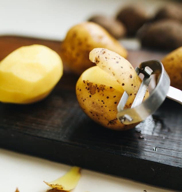 cortando patatas ensaladilla rusa