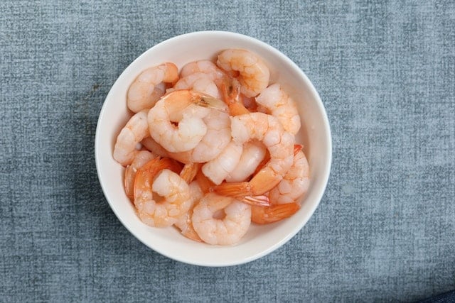 Gambas frescas peladas y listas para cocinar al ajillo.