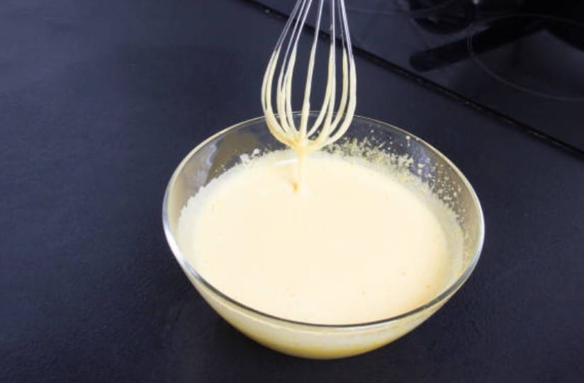Mezcla de queso crema, mantequilla, leche y yemas para el pastel de queso japonés.