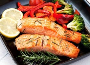 Plato final de un salmon jugoso en freidora de aire listo para degustar
