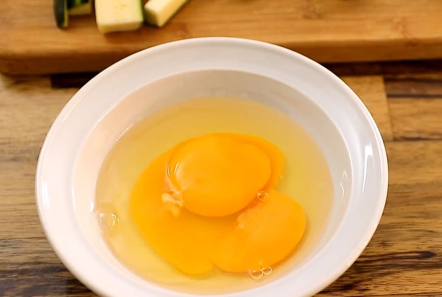 batir huevos para calabacin rebozado