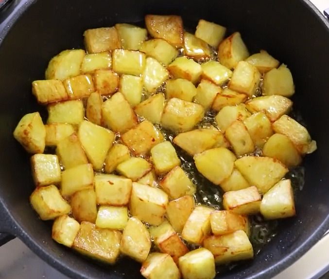 Patatas fritas para patatas bravas con salsa casera
