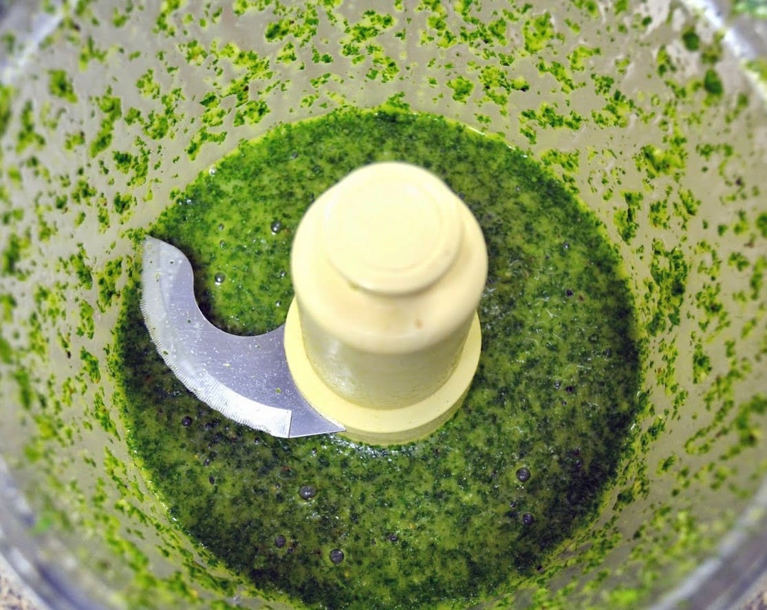 Salsa verde casera en un bol, preparada con ajo, perejil, albahaca y aceite
