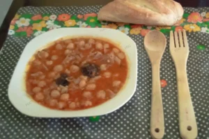Callos con garbanzos a la andaluza servidos en un plato hondo, receta tradicional casera.