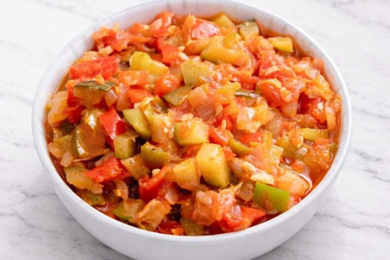 Plato de pisto andaluz tradicional siguiendo la receta de la abuela, servido en un bol blanco.