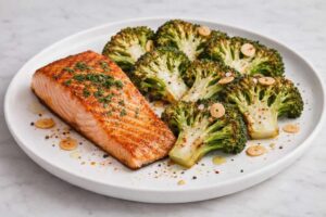 Plato saludable con salmĂłn a la plancha y brĂłcoli crujiente como guarniciĂłn