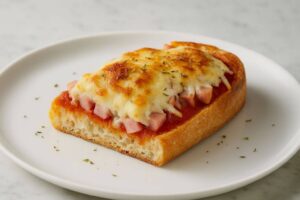 Panini casero de jamón y queso recién hecho en freidora de aire, con el queso gratinado y dorado