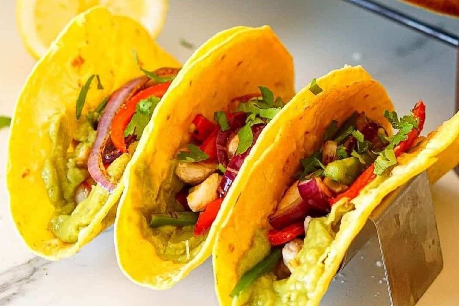 Vista de 3 Tacos de pavo saludable presentados listos para degustasr