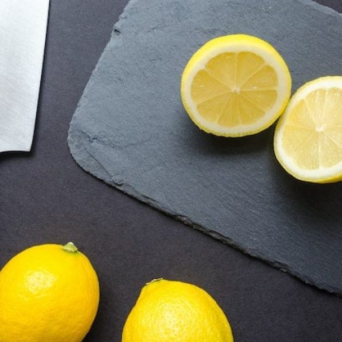 cortando limon - beneficios del limon